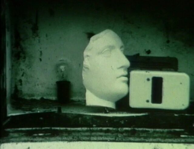 И яблоком хрустит саней морозный звук