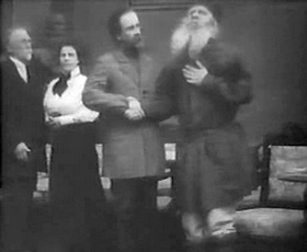 Привратница с воплями понеслась прочь...