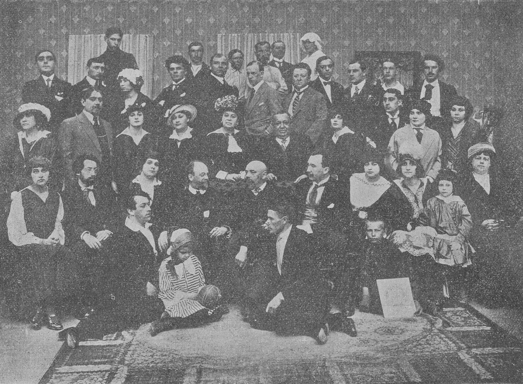 Большая постоянная труппа работает беспрерывно