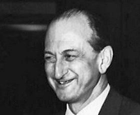 Сразу начал чудить