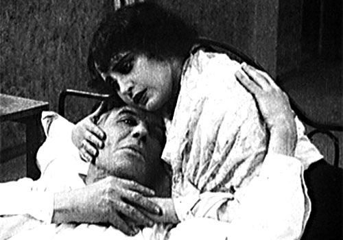 Театральность, немного смягченная монтажом