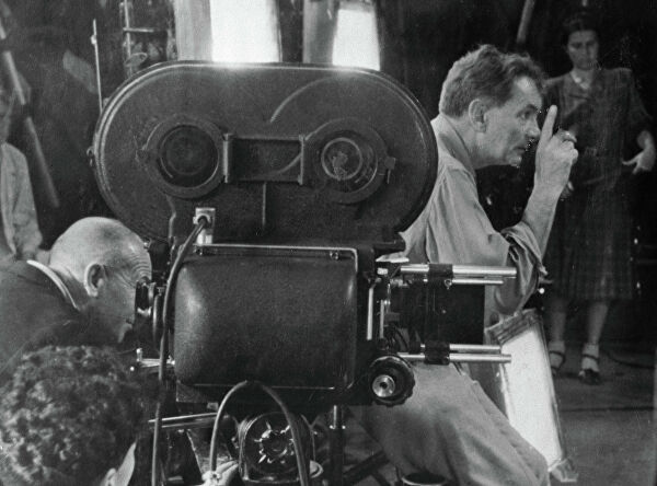 Оператор читает сценарий