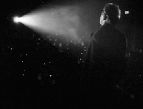 Голова оператора была тщательно забинтована