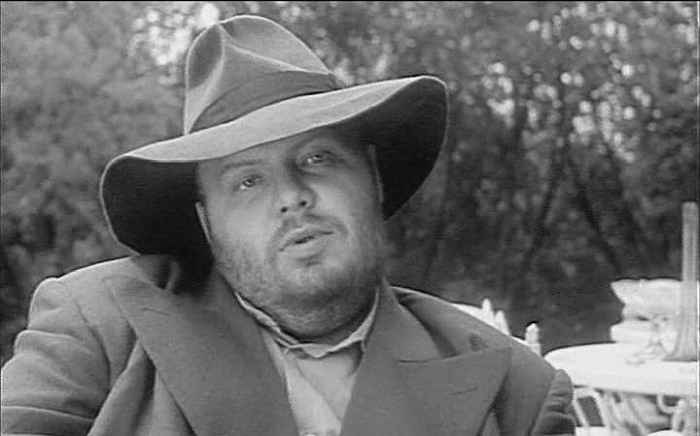 В туфлях на босу ногу