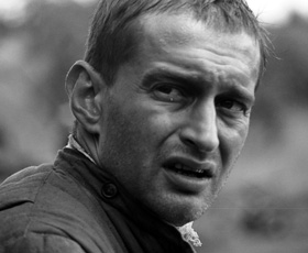 Голос низкий. Узнаваемый