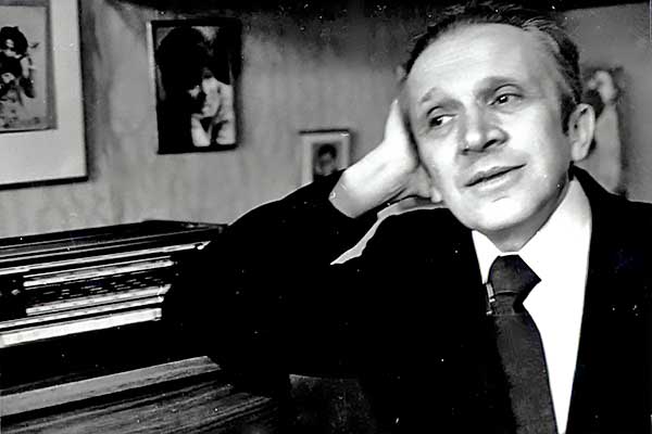 «Ой, привет! Ты что, книги ищешь?»